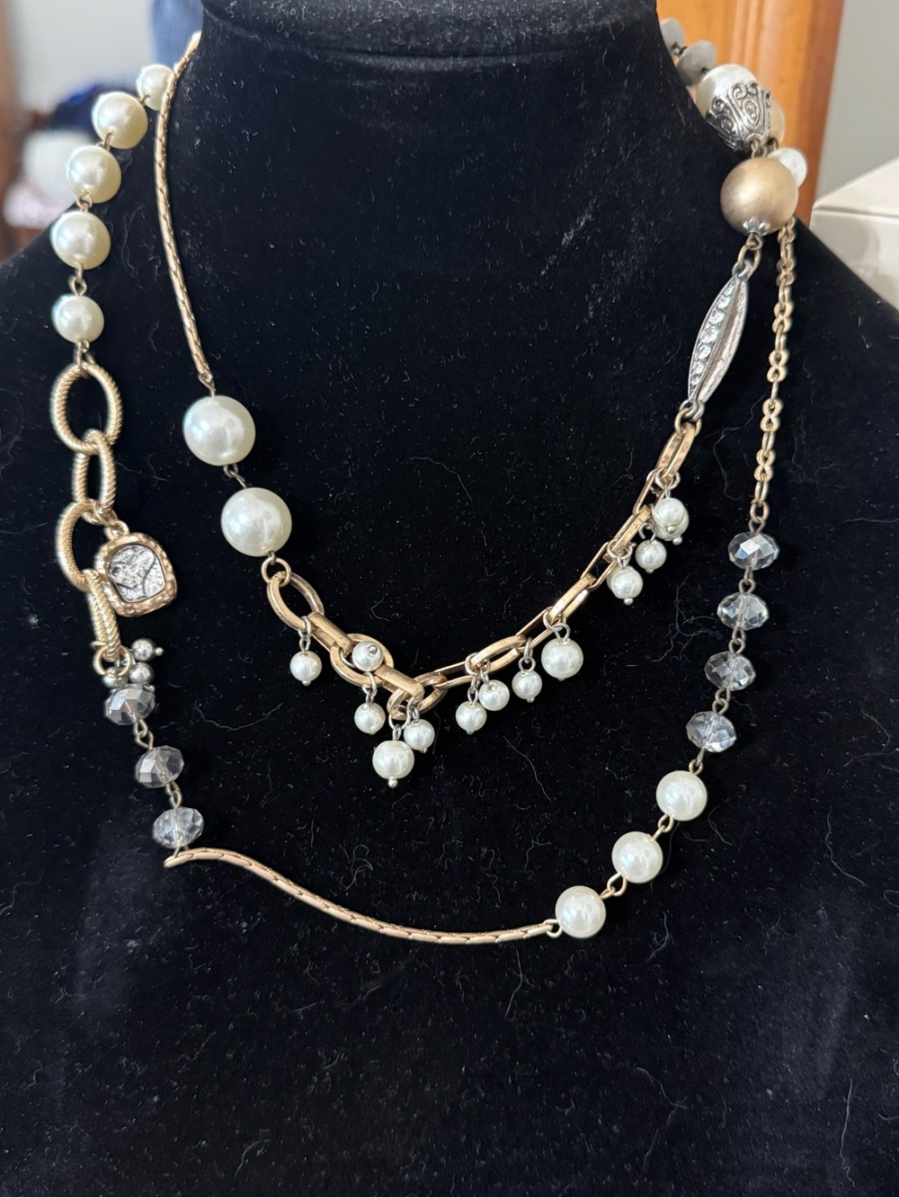 Plunder vintage long Pearl and Crystal Gold-Tone Necklace pearls